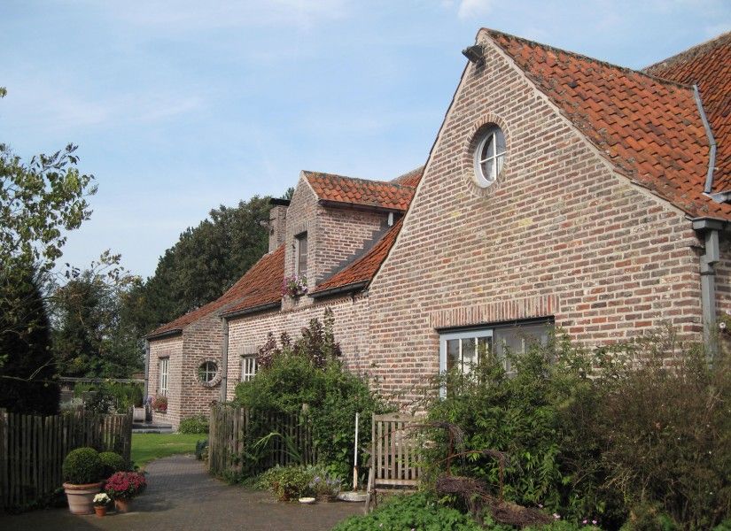 Charmante Fassade der Fruehstueckspension Kerselarenhof in Waarschoot, Ostflandern, umgeben von gruener Natur.