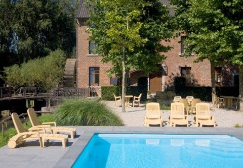 Entspannen Sie sich am Pool in Ruttermolen, einem charmanten Bed & Breakfast in Tongeren, Limburg, umgeben von grner Natur und Ruhe.