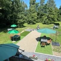 Geniessen Sie den ruhigen Garten von Le Grand Jardin, Bed & Breakfast in Neufchateau, mit grosszuegigen Sitzgelegenheiten und gruener Umgebung.