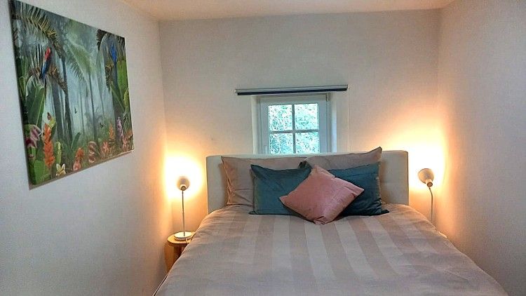 Erholsames Schlafzimmer im Le Grand Jardin, Bed & Breakfast in Neufchateau, Ardennen, mit weicher Bettwaesche und stimmungsvoller Beleuchtung.