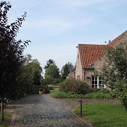 Gemuetlicher Innenraum der Fruehstueckspension Kerselarenhof in Waarschoot, Ostflandern, mit bequemer Sitzecke.