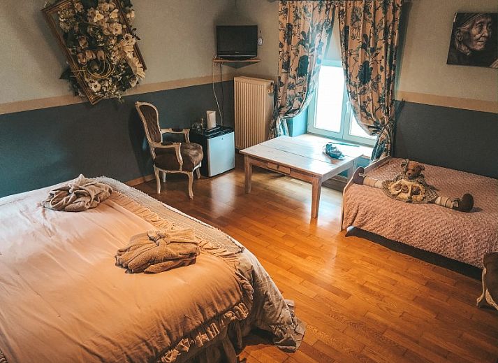 Gezellige entree van Hoeve Westdijk bed and breakfast in Brugge, gelegen aan een charmante weg in West-Vlaanderen.