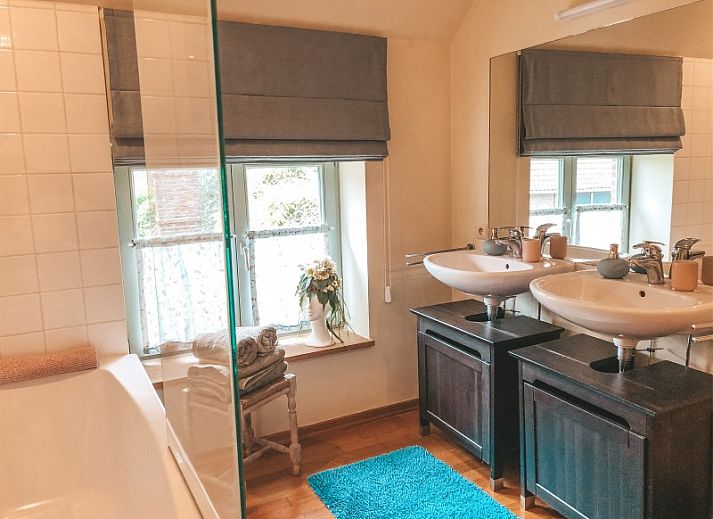 Gezellige entree van Hoeve Westdijk bed and breakfast in Brugge, gelegen aan een charmante weg in West-Vlaanderen.