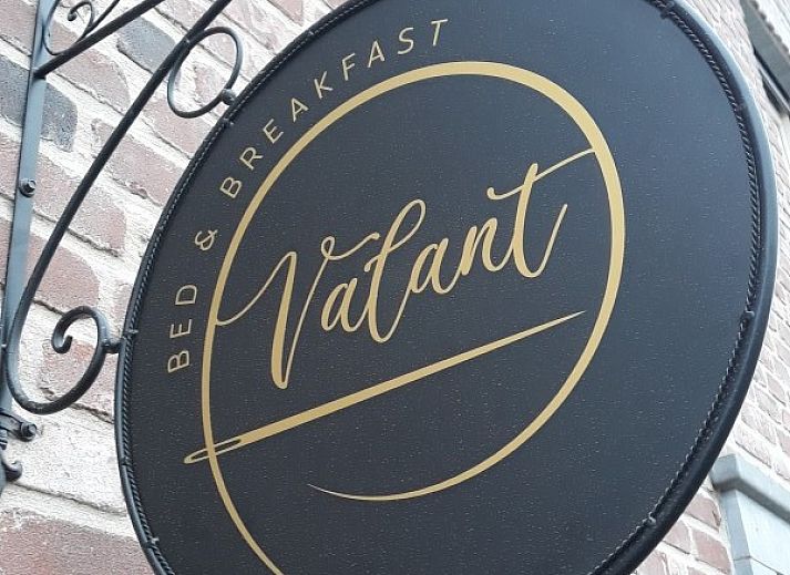 Valant bed and breakfast in Brugge, charmante gevel met bloeiende tuin in West-Vlaanderen, Belgie.