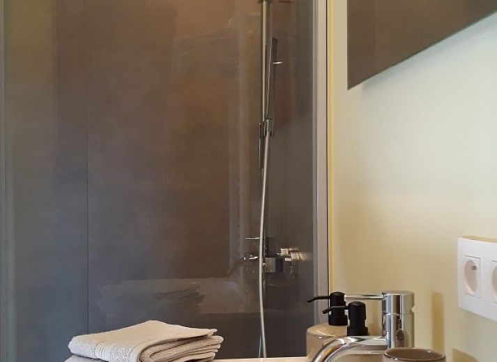 Valant bed and breakfast in Brugge, charmante gevel met bloeiende tuin in West-Vlaanderen, Belgie.