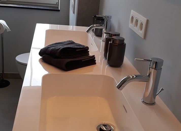 Gezellig terras bij Valant B&B in Brugge, West-Vlaanderen, ideaal voor ontspannen momenten.