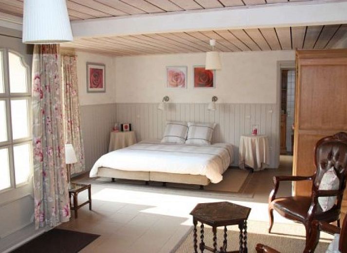 't Wolvennest B&B, Heuvelland: Gezellige tuin met terras en zitje in West-Vlaanderen, Belgie.