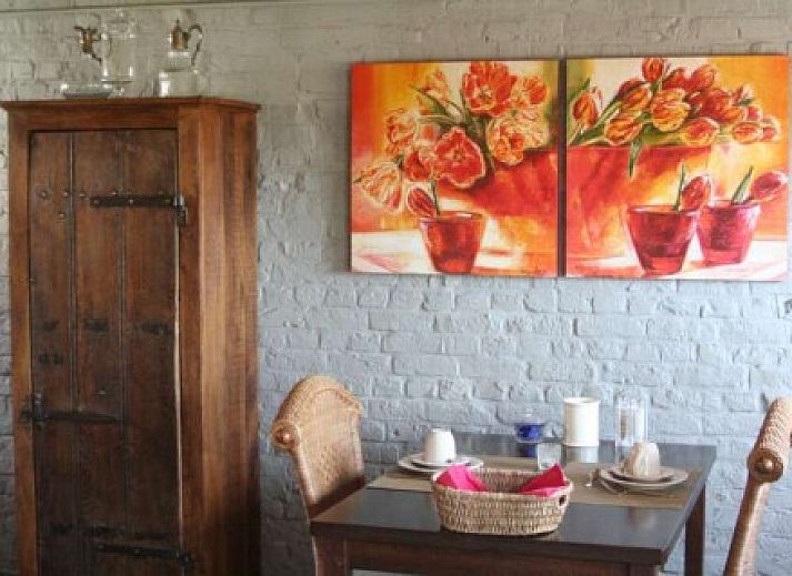 't Wolvennest B&B, Heuvelland: Gezellige tuin met terras en zitje in West-Vlaanderen, Belgie.