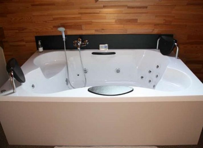 't Wolvennest B&B, Heuvelland: Comfortabele slaapkamer met rustieke inrichting in West-Vlaanderen, Belgie.