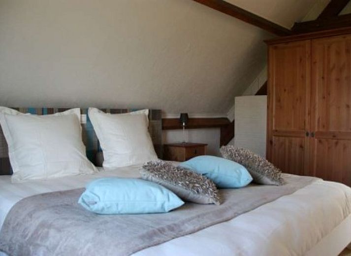 't Wolvennest B&B, Heuvelland: Comfortabele slaapkamer met rustieke inrichting in West-Vlaanderen, Belgie.
