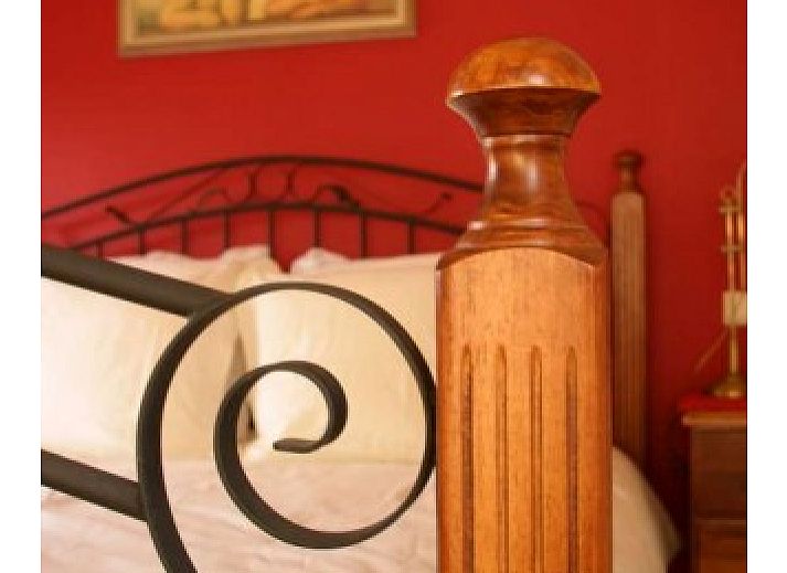 't Wolvennest B&B, Heuvelland: Comfortabele slaapkamer met rustieke inrichting in West-Vlaanderen, Belgie.