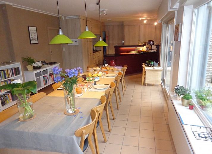 Erholsame Terrasse bei Bonvena bed and breakfast in Dentergem, umgeben von gruener Natur.