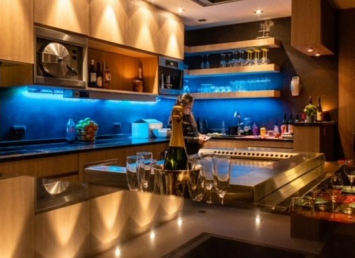 Luxurioeses Badezimmer in der Fruehstueckspension Chez-Marraine in Lissewege, Westflandern, mit grosser Dusche und Badewanne.