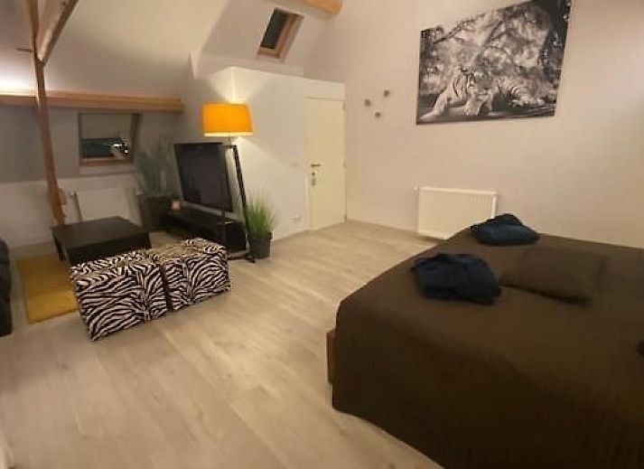 Luxurioeses Badezimmer in der Fruehstueckspension Chez-Marraine in Lissewege, Westflandern, mit grosser Dusche und Badewanne.