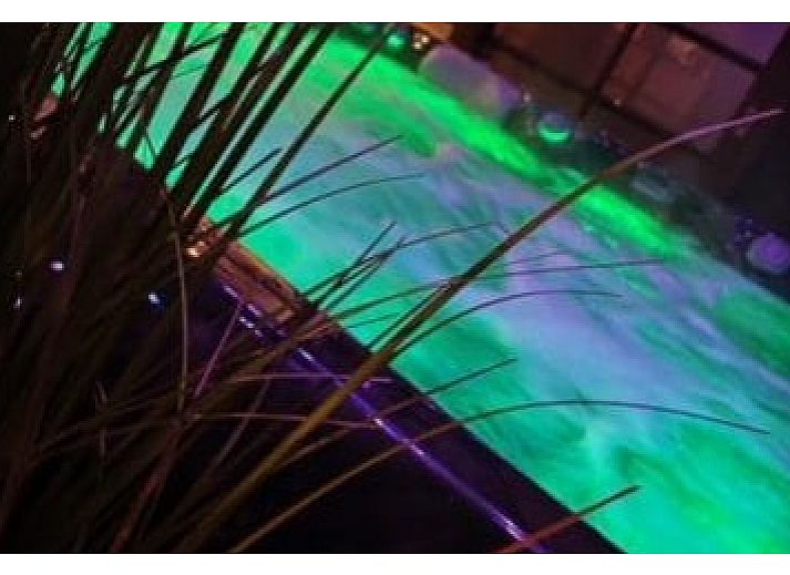 Luxurioeses Badezimmer in der Fruehstueckspension Chez-Marraine in Lissewege, Westflandern, mit grosser Dusche und Badewanne.