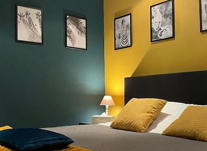 Luxurioeses Badezimmer in der Fruehstueckspension Chez-Marraine in Lissewege, Westflandern, mit grosser Dusche und Badewanne.