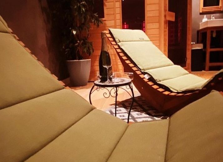 Luxurioeses Badezimmer in der Fruehstueckspension Chez-Marraine in Lissewege, Westflandern, mit grosser Dusche und Badewanne.