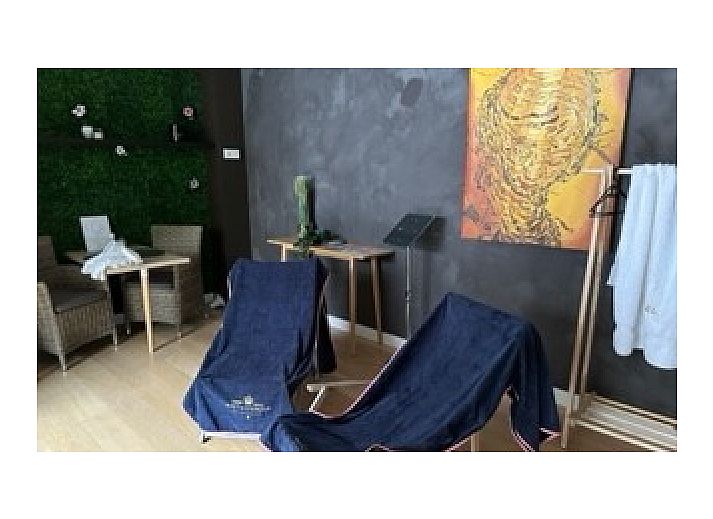 Die moderne Kueche der Fruehstueckspension Chez-Marraine in Lissewege, Westflandern, ist ideal fuer Liebhaber der Kueche.