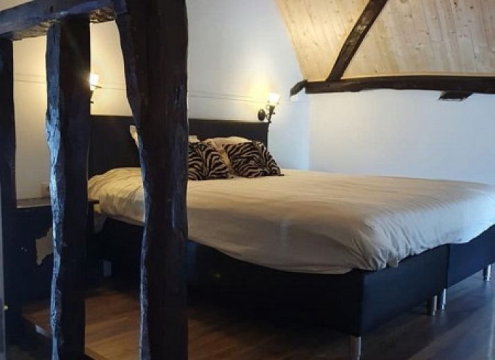 Charmante gevel van Bed and Breakfast Ter Zuidhoek in Roeselare, West-Vlaanderen, omgeven door groen.