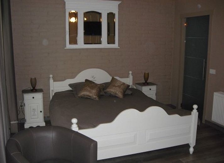 Charmante gevel van Bed and Breakfast Ter Zuidhoek in Roeselare, West-Vlaanderen, omgeven door groen.