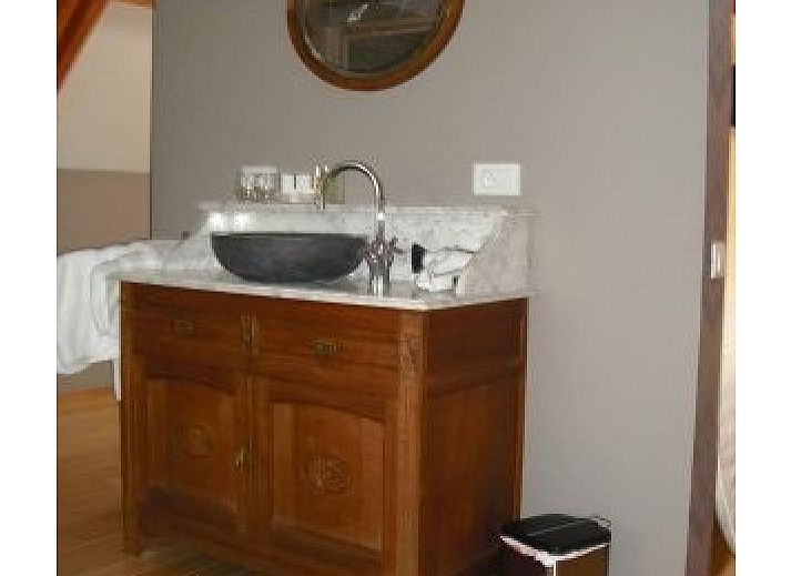 Luxe slaapkamer met houten balken in Ter Zuidhoek, een bed and breakfast in Roeselare, Belgi.