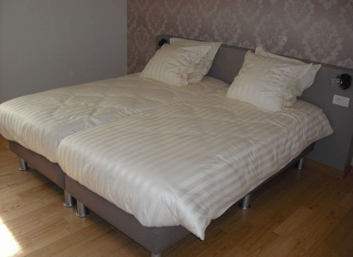 Luxe slaapkamer met houten balken in Ter Zuidhoek, een bed and breakfast in Roeselare, Belgi.