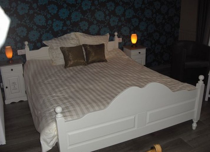 Luxe slaapkamer met houten balken in Ter Zuidhoek, een bed and breakfast in Roeselare, Belgi.