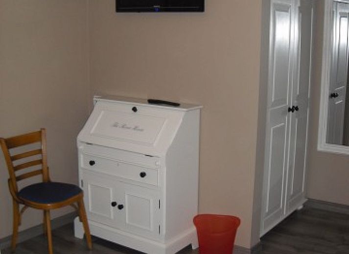 Gezellige slaapkamer met houten plafond in Bed and Breakfast Ter Zuidhoek, Roeselare, West-Vlaanderen.