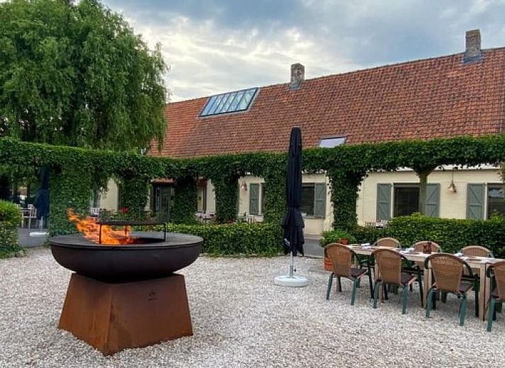 Gezellige slaapkamer met houten plafond in Bed and Breakfast Ter Zuidhoek, Roeselare, West-Vlaanderen.