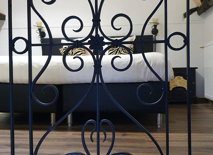 Gezellige slaapkamer met houten plafond in Bed and Breakfast Ter Zuidhoek, Roeselare, West-Vlaanderen.