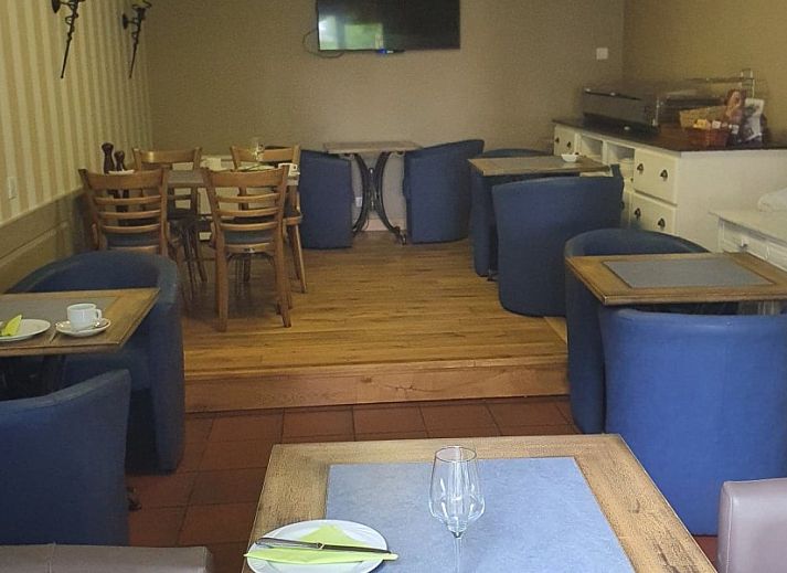 Gezellige slaapkamer met houten plafond in Bed and Breakfast Ter Zuidhoek, Roeselare, West-Vlaanderen.