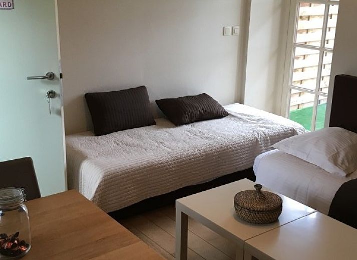 Stijlvolle slaapkamer met tweepersoonsbed in B&B De Zoete Kers, Belgie.