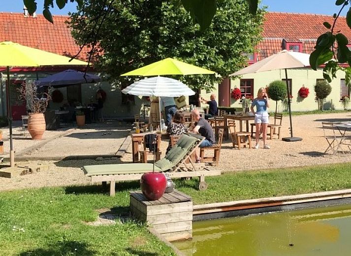 Stijlvolle slaapkamer met tweepersoonsbed in B&B De Zoete Kers, Belgie.