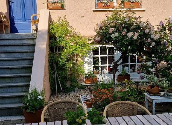 RIBES bed and breakfast in Bredene-aan-Zee, Belgie met charmante gevel en bloembakken.