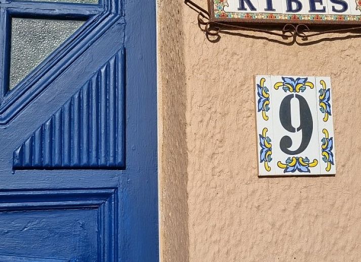 RIBES bed and breakfast in Bredene-aan-Zee, Belgie met charmante gevel en bloembakken.