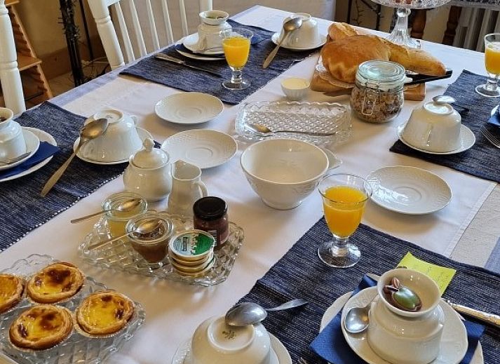 RIBES bed and breakfast in Bredene-aan-Zee, Belgie met charmante gevel en bloembakken.