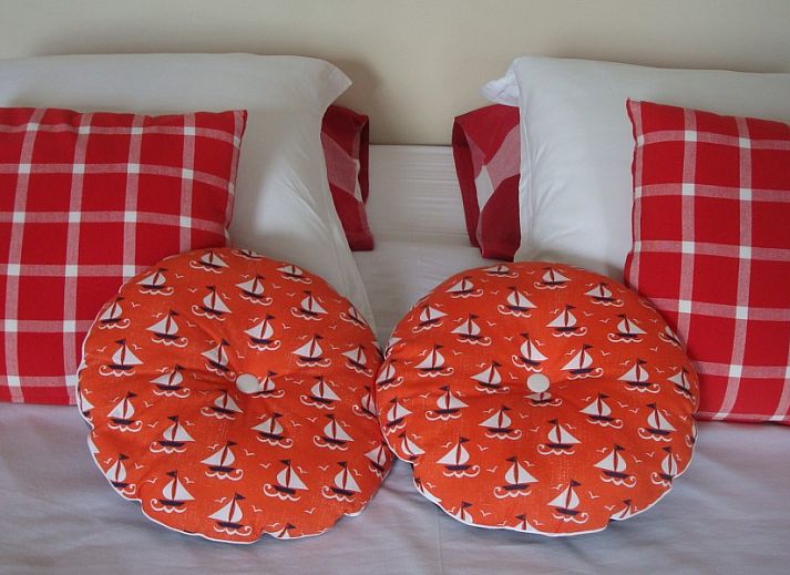 RIBES bed and breakfast in Bredene-aan-Zee, Belgie met charmante gevel en bloembakken.