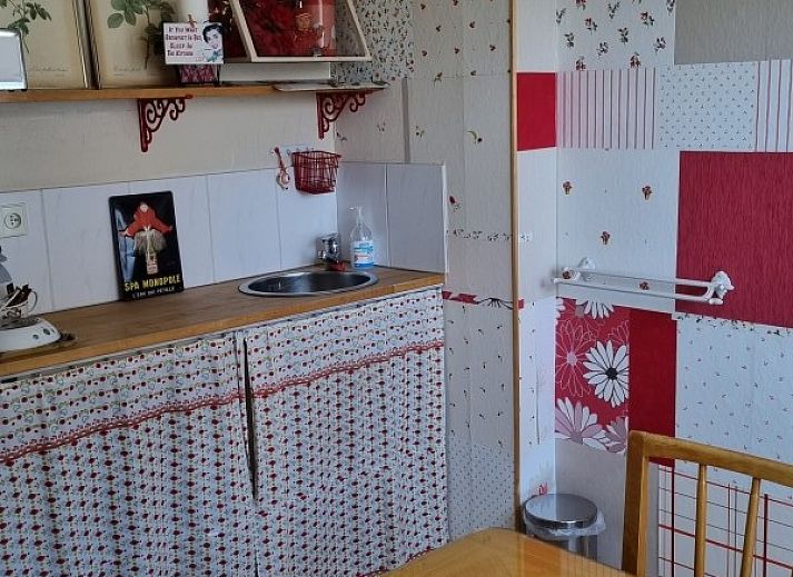 Gezellig terras bij RIBES bed and breakfast, Bredene-aan-Zee, Belgische kust met bloeiende tuin.