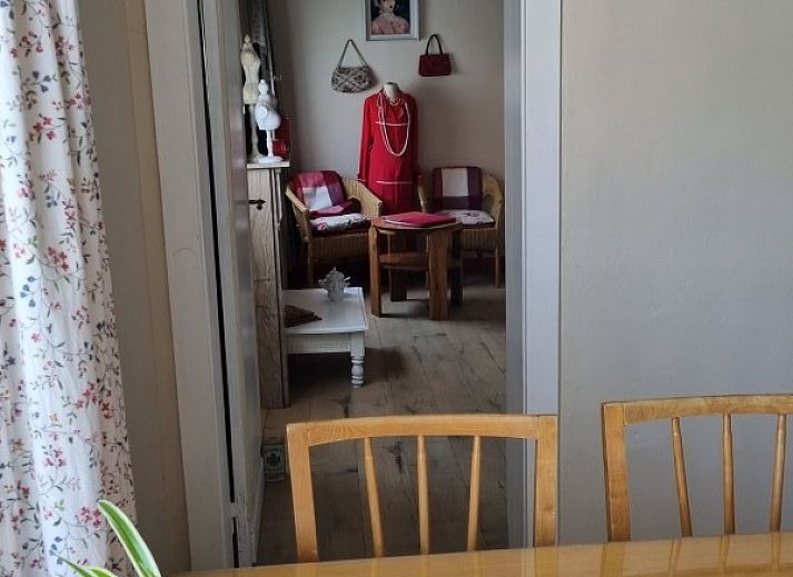 Gezellig terras bij RIBES bed and breakfast, Bredene-aan-Zee, Belgische kust met bloeiende tuin.