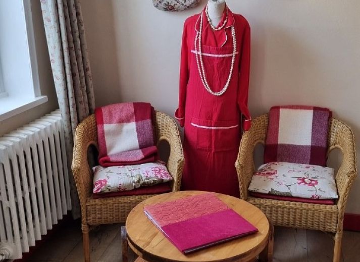 Gezellig terras bij RIBES bed and breakfast, Bredene-aan-Zee, Belgische kust met bloeiende tuin.