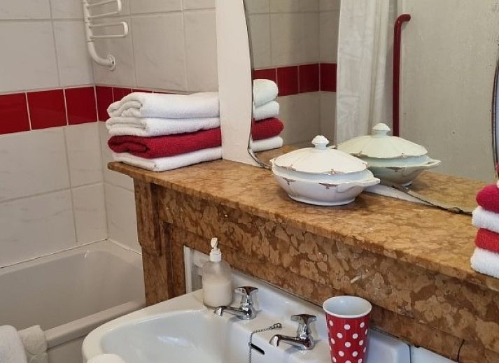 Gezellig terras bij RIBES bed and breakfast, Bredene-aan-Zee, Belgische kust met bloeiende tuin.