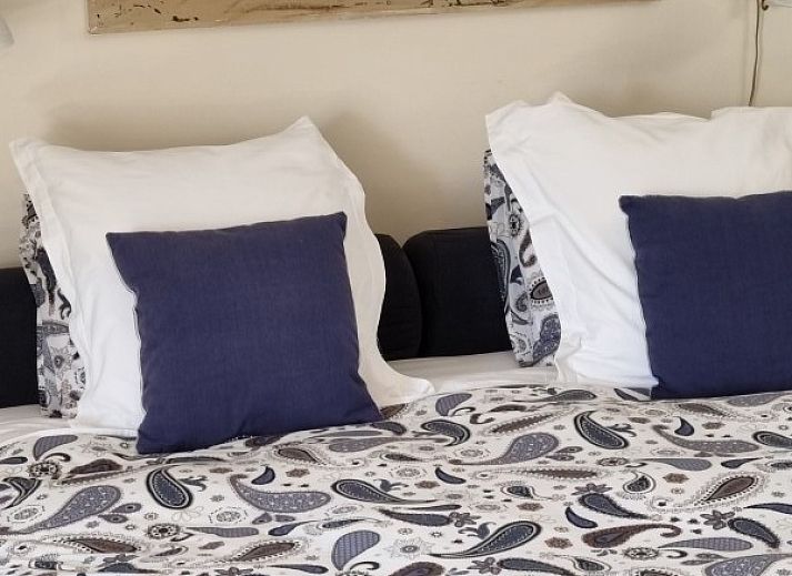 Blauwe voordeur en naambord van RIBES bed and breakfast in Bredene-aan-Zee, Belgie.