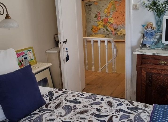 Blauwe voordeur en naambord van RIBES bed and breakfast in Bredene-aan-Zee, Belgie.