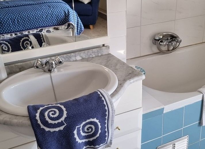 Blauwe voordeur en naambord van RIBES bed and breakfast in Bredene-aan-Zee, Belgie.