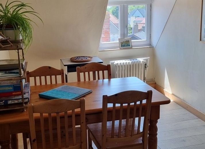 Blauwe voordeur en naambord van RIBES bed and breakfast in Bredene-aan-Zee, Belgie.