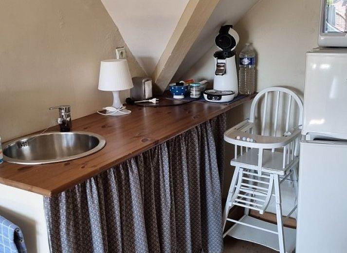 Blauwe voordeur en naambord van RIBES bed and breakfast in Bredene-aan-Zee, Belgie.