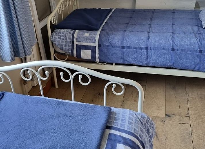 Ontbijttafel bij RIBES bed and breakfast, Bredene-aan-Zee, Belgische kust met diverse lekkernijen.