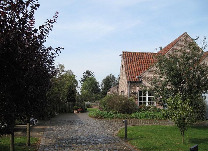 Charmante Fassade der Fruehstueckspension Kerselarenhof in Waarschoot, Ostflandern, umgeben von gruener Natur.