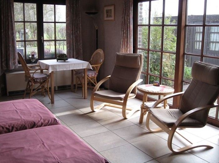 Charmante Fassade der Fruehstueckspension Kerselarenhof in Waarschoot, Ostflandern, umgeben von gruener Natur.