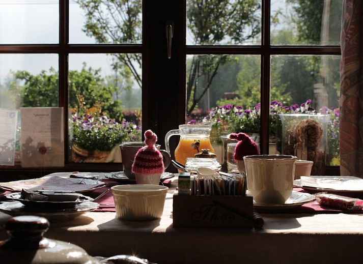 Charmante Fassade der Fruehstueckspension Kerselarenhof in Waarschoot, Ostflandern, umgeben von gruener Natur.